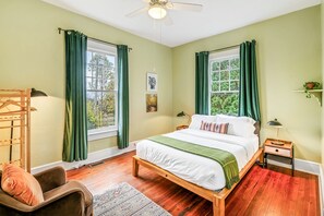 2 bedrooms, desk, iron/ironing board, WiFi