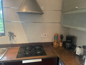 Stovetop, coffee/tea maker, toaster, blender