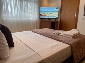 全景公寓, 2 间卧室, 无烟房, 泳池景观 | 2 多间卧室、客房内保险箱、特色装修、特色家居