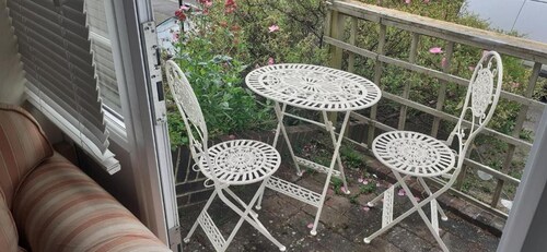 1 Bed Flat - Sleeps 2 - Pets - Garden - Parking