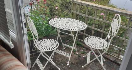 1 Bed Flat - Sleeps 2 - Pets - Garden - Parking