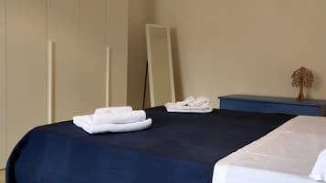 3 habitaciones, tabla de planchar con plancha y ropa de cama