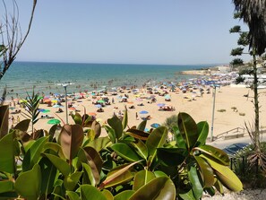A beach with umbrellas and people. - Casa Fla.gi. - tra Mare e Barocco (Cava D'aliga)