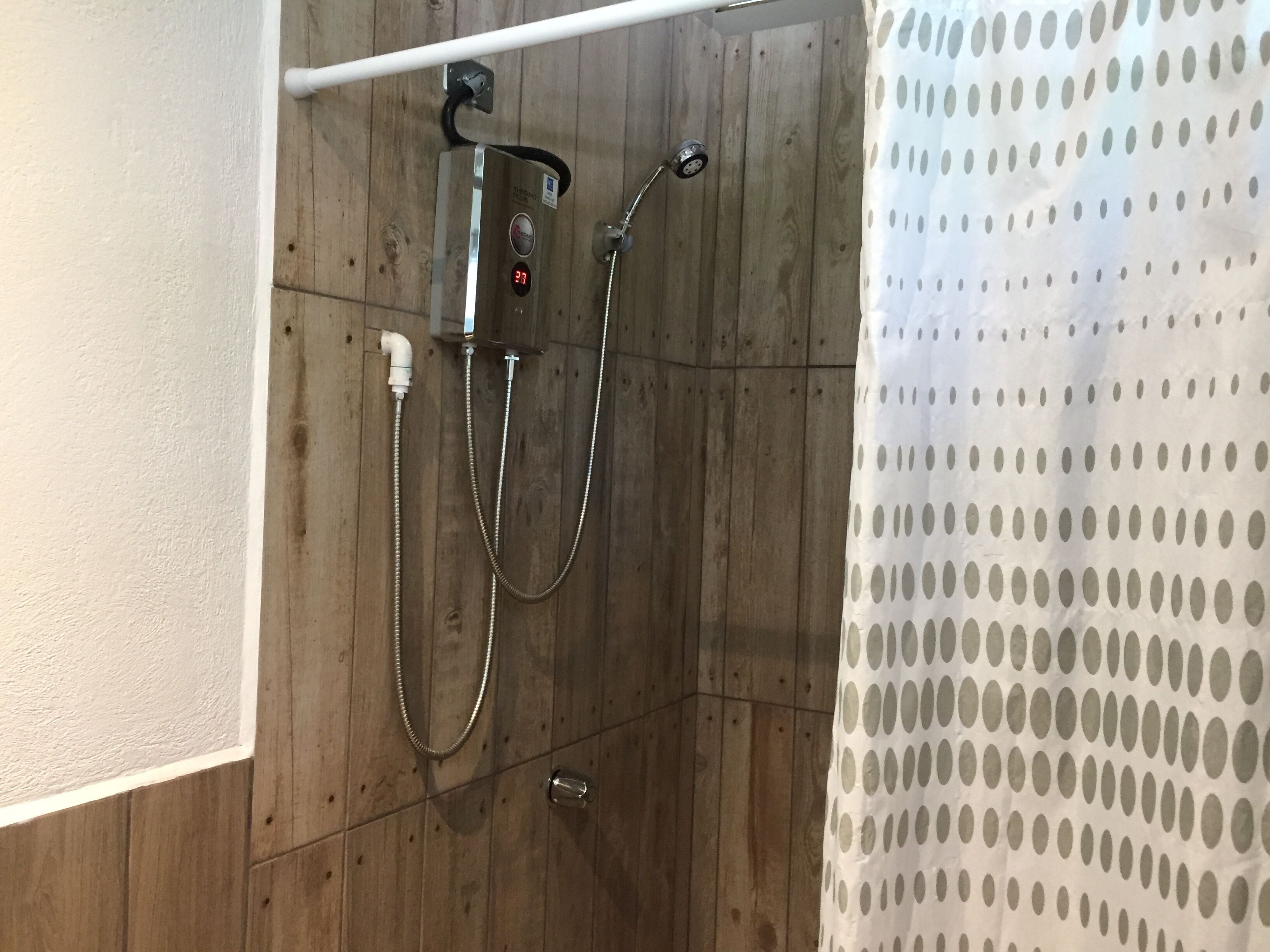 Douche, serviettes fournies, papier toilette