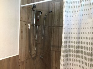 Douche, serviettes fournies, papier toilette