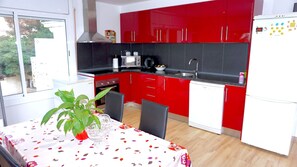 Microwave, dishwasher, coffee/tea maker, cookware/dishes/utensils - Preciosa Casa con Jardín a 5 Minutos de la Playa (Salou)