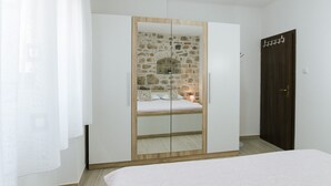 Una camera da letto con un armadio, un letto e una porta.