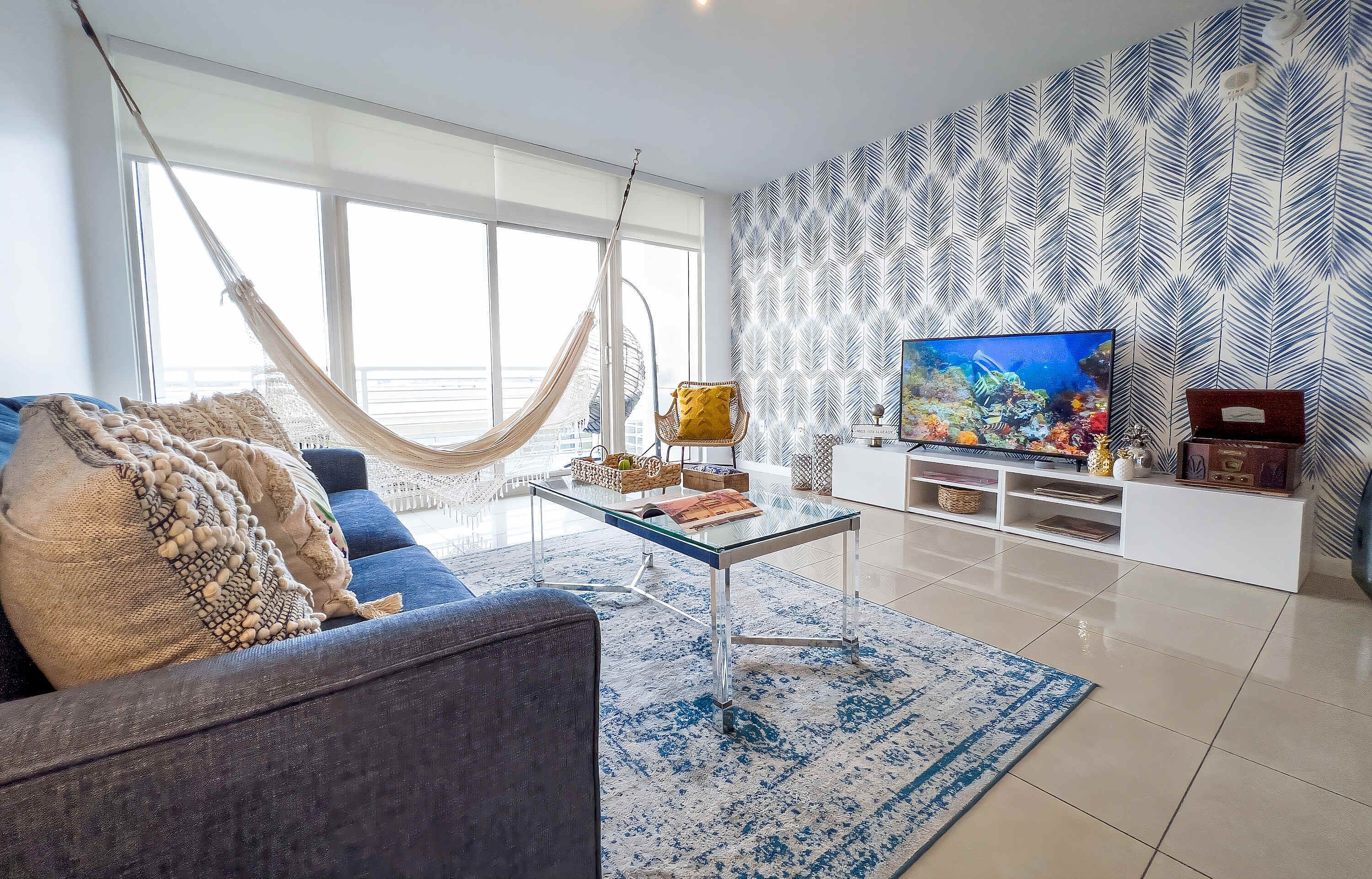 Una televisión, una oficina