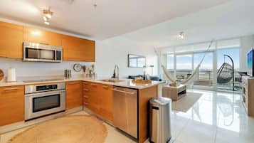 Refrigerador, microondas, horno, placa de cocina