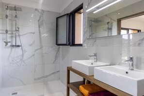 Handtücher, Seife, Shampoo, Toilettenpapier
