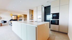 Réfrigérateur, micro-ondes, four, lave-vaisselle