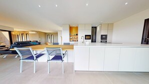 冷蔵庫、電子レンジ、オーブン、食器洗い機