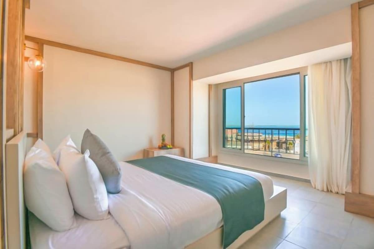 Minibar (some free items), in-room safe, blackout drapes