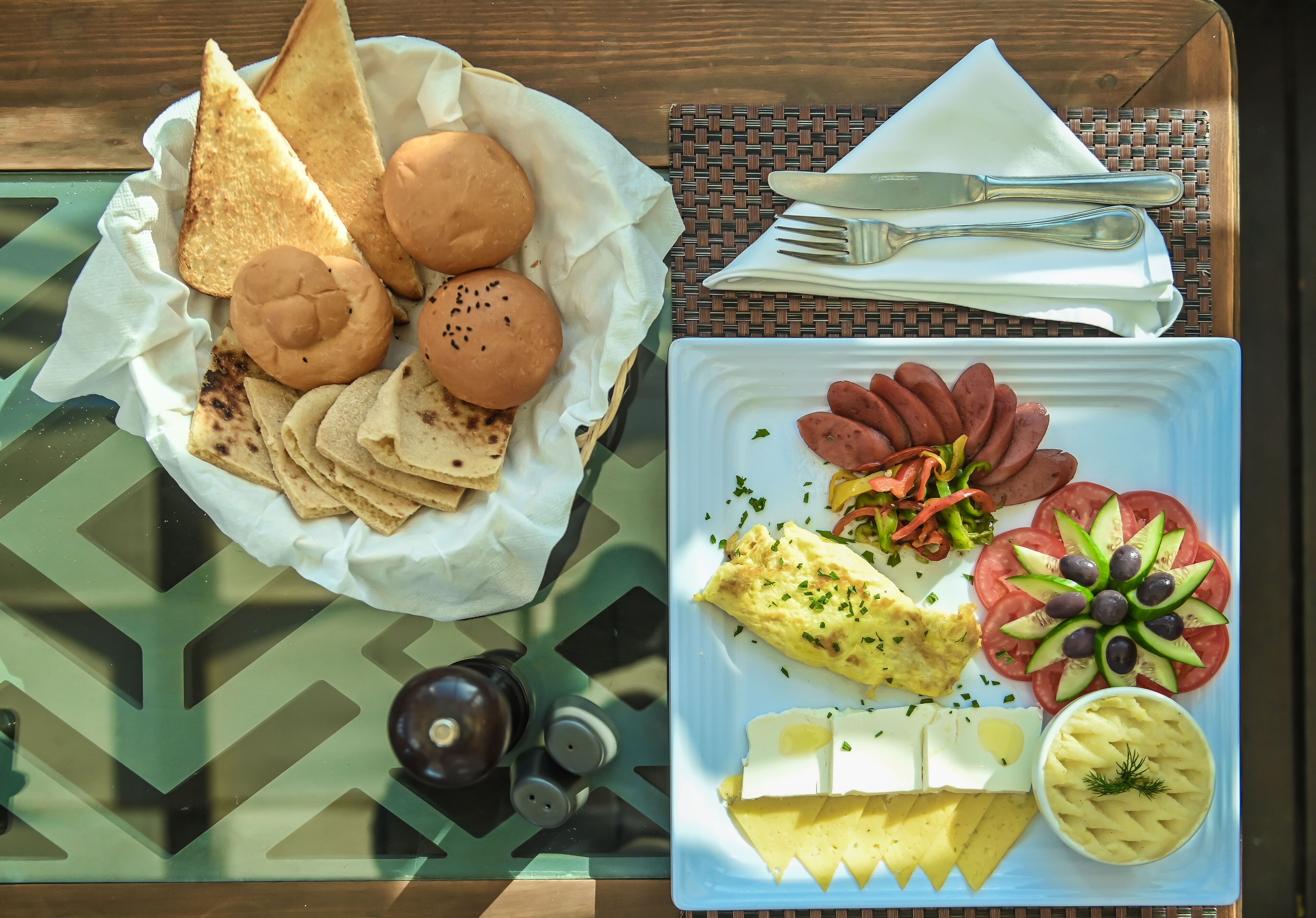 daily continental breakfast (usd 10 per person)