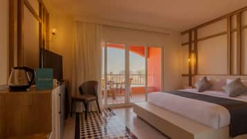 Habitación Deluxe, vistas al mar | Minibar (con algunos artículos gratuitos), caja fuerte, cortinas opacas