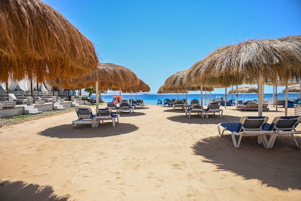 Di pantai, kerusi lepak pantai, payung, tuala pantai