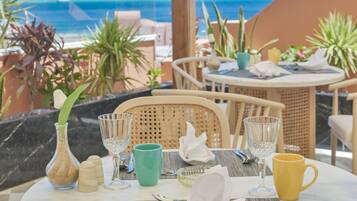 2 restaurantes; se sirven desayunos, almuerzos, cenas y cocina italiana