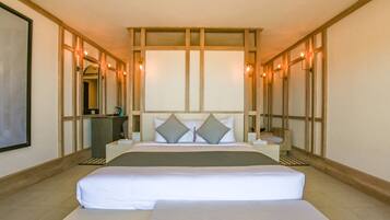 Habitación senior, vista al mar | Artículos del minibar gratis y caja de seguridad en la habitación