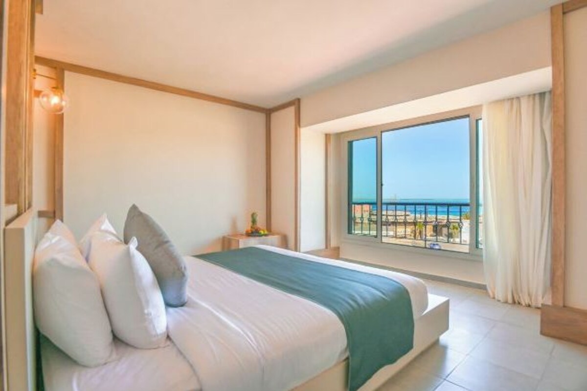 Free minibar items, in-room safe, blackout curtains