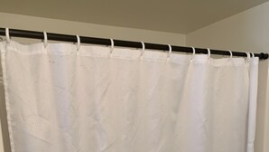 Un rideau de douche blanc orné d’un motif texturé.