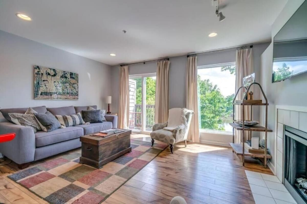 Downtown Nashville Haven - River Views & City Vibes FREE PARKING