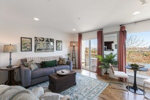 Smart TV - Downtown Nashville Haven - River Views & City Vibes FREE PARKING (Nashville)