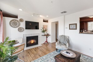 Interior - Downtown Nashville Haven - River Views & City Vibes FREE PARKING (Nashville)