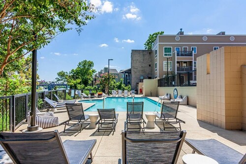 Downtown Nashville Haven - River Views & City Vibes FREE PARKING