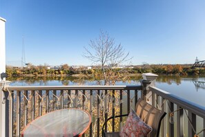 Property grounds - Downtown Condo with River View (Nashville)