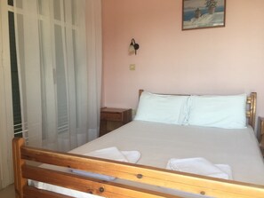 2 chambres, fer et planche à repasser, Wi-Fi gratuit, draps fournis