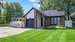 Exterior - Adorable 3 bed, 1.5 bath Ranch Home with fenced yard (Columbus)