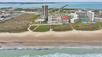 Aan het strand, ligstoelen aan het strand, strandlakens