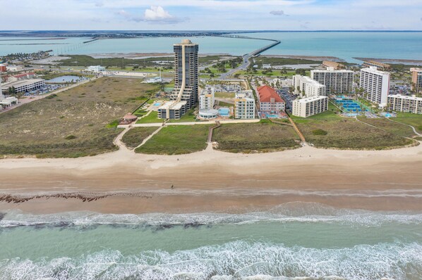 Sulla spiaggia, lettini da mare, teli da spiaggia