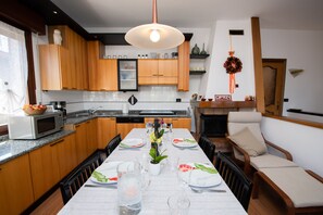 Appartement Classique, 2 chambres | Cuisine privée | Réfrigérateur, plaque de cuisson, bouilloire électrique