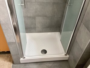 Douche, sèche-cheveux, bidet, serviettes fournies