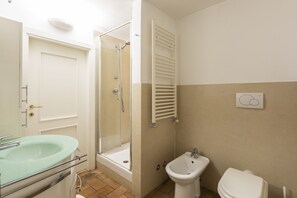 Douche, sĂšche-cheveux, bidet, serviettes fournies