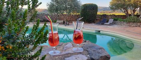 Una piscina al aire libre