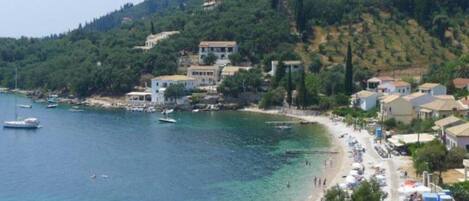 بالقرب من الشاطئ