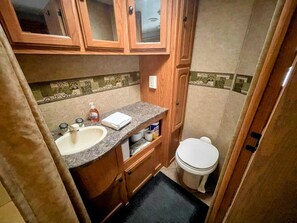 Douche, serviettes fournies, papier de toilette
