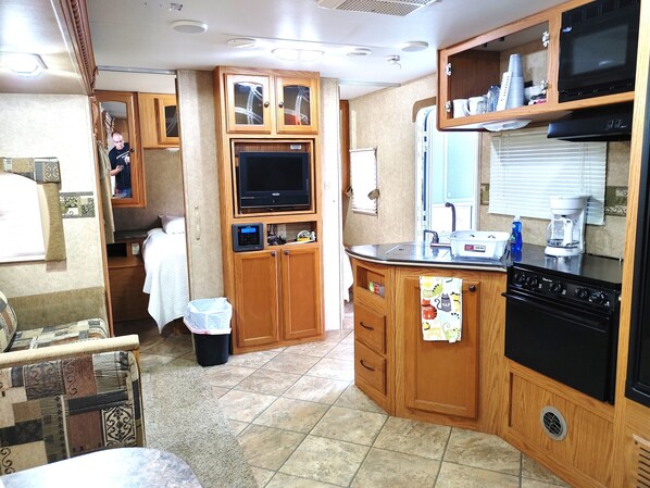 ثلاجة، ميكروويف، فرن، موقد طهي مسطح