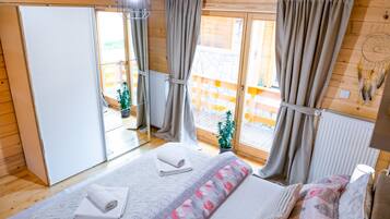 4 bedrooms, iron/ironing board, free WiFi, bed sheets