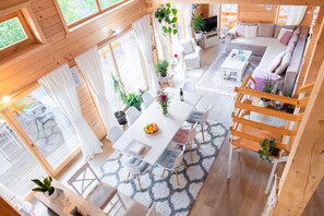 Chaumière, Plusieurs lits | Salle de séjour | Téléviseur de 30 po avec télévision numérique