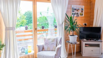 Cottage, Multiple Beds | Living area | 30-inch TV with digital channels