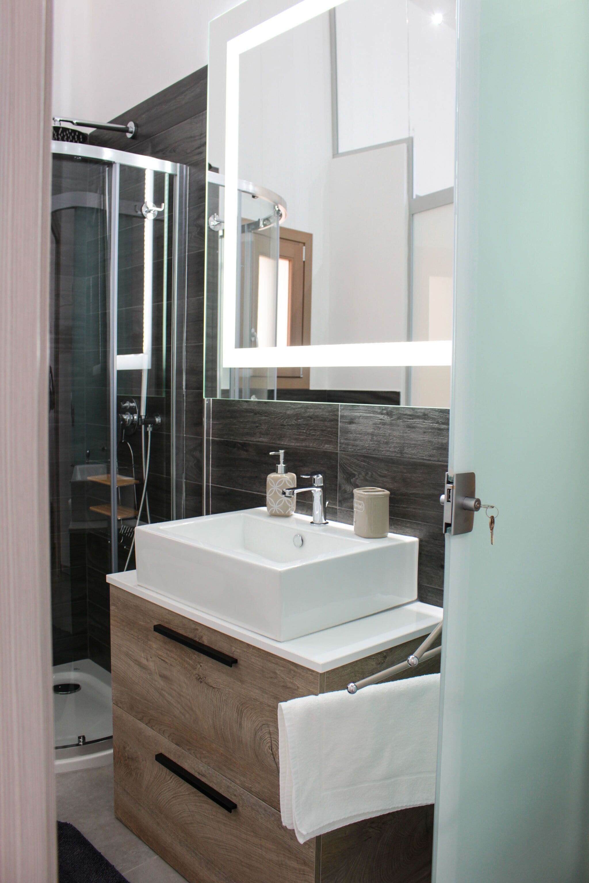 Sèche-cheveux, serviettes fournies, savon, papier toilette