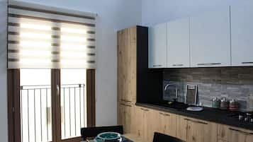 Kühlschrank, Ofen, Herdplatte, Wasserkocher