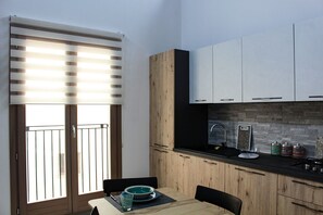 Fridge, oven, stovetop, electric kettle