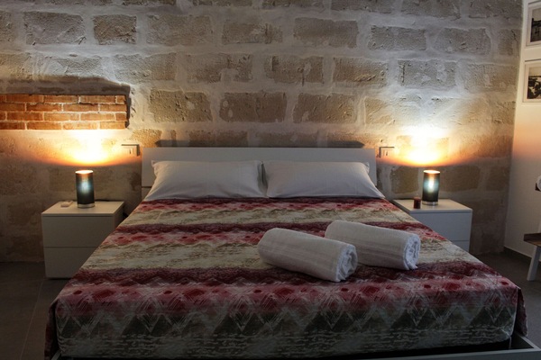 1 habitación, tabla de planchar con plancha y cuna de viaje