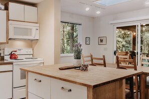 Fridge, microwave, oven, coffee/tea maker - 30GS - BBQ - Hot Tub - Wi-Fi - Pets Okay - Sleeps 8 by RedAwning (Glacier)