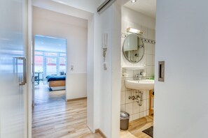Hair dryer, towels - Alte Teestube 58 , Weststrand Wifi Kostenlos Sofortige Buchung Balkon Modernes Ein - Raum - Appartement für bis zu 2 Personen (Norderney)