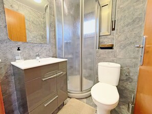 Baignoire, sèche-cheveux, serviettes fournies